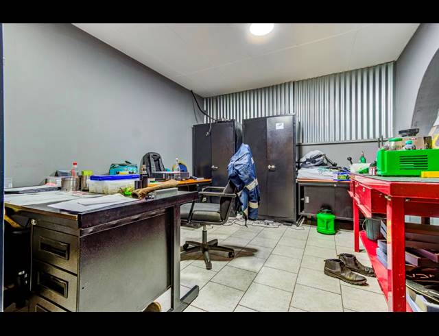 3,400M² BUILDING FOR SALE IN VULCANIA